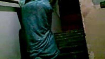 சோபாவில் உள்ள தீவிர வீடியோவில் பெரிய போலி மார்பகங்களைக் கொண்ட ஒரு சேறு சிக்கியது