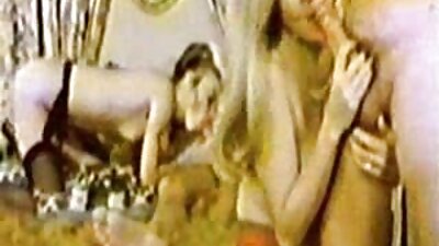 கேமரா லென்ஸுக்கு முன்னால் ஒரு அழகி சில சேவல்களை இழுக்கிறது