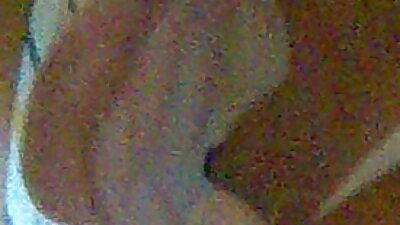 ஸ்லிங்கி பெண் பூல் மூலம் ஃபக்கிங் பற்றி மிகவும் தீவிரமாக உள்ளது