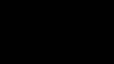 ஒரு இனிமையான மற்றும் அப்பாவி தோற்றமுடைய ஆசிய சோபாவில் ஊடுருவி வருகிறது